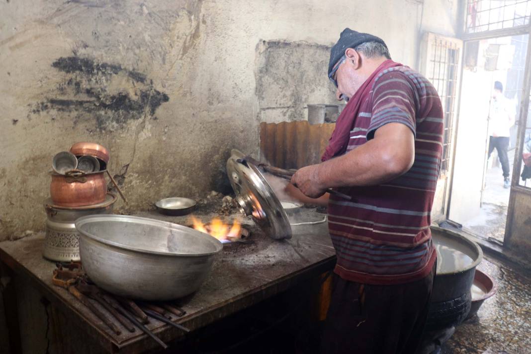 65 yıllık kalaycı 120 derece sıcaklıkta eskiyen bakırları yeniliyor 5